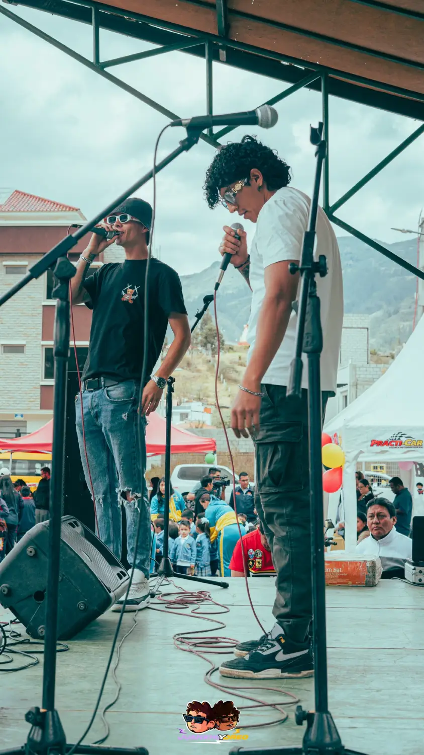 El Dúo Rompiendo Tarima (Público de Fondo)